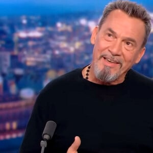 Florent Pagny, qui va beaucoup mieux, était l'invité de Gilles Bouleau aux 20 heures de TF1 le jeudi 16 novembre. © Captute TV TF1 via Bestimage