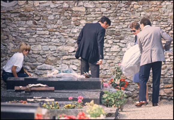 Alain Delon se recueillant sur la tombe de Romy Schneider (archive)