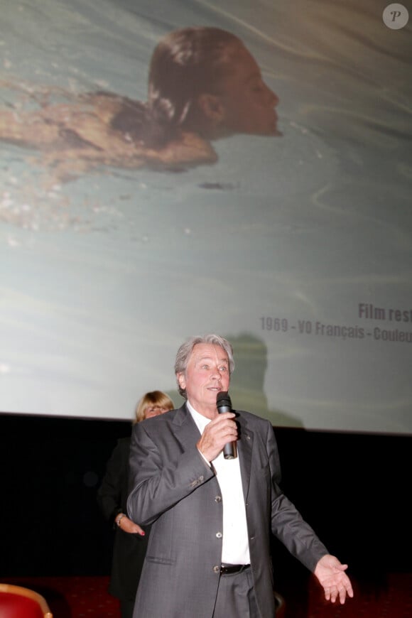 EXCLUSIF - Alain Delon lors de l'exposition sur Romy Schneider à Boulogne-Billancourt (archive)