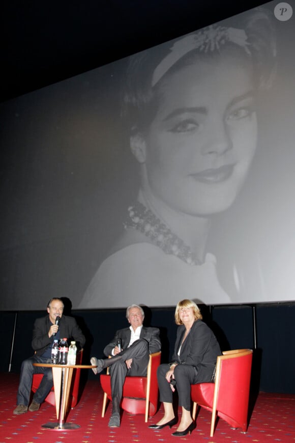 EXCLUSIF - Alain Delon lors de l'exposition sur Romy Schneider à Boulogne-Billancourt (archive)