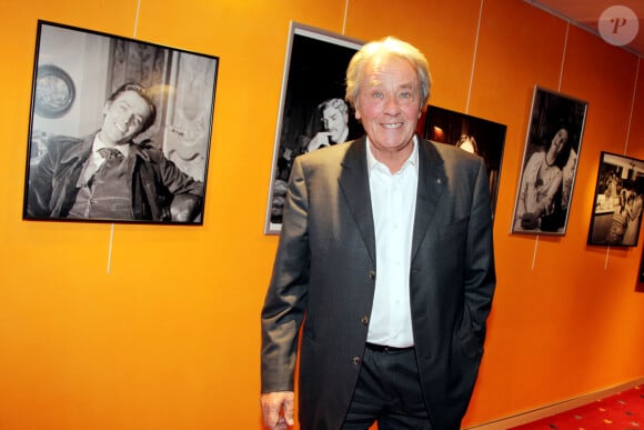 EXCLUSIF - Alain Delon lors de l'exposition sur Romy Schneider à Boulogne-Billancourt (archive)