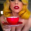 Lady Gaga suggère la tasse à thé rouge communiste pour un cadeau d'anniversaire !