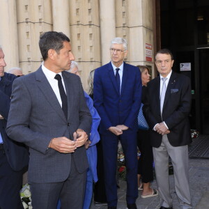 Ce vendredi 20 septembre, les proches étaient nombreux à l'église Notre-Dame-des-Pins, à Cannes, pour les obsèques de Didier Roustan 
Luis Fernandez, David Lisnard (Maire de Cannes), Arsène Wenger - Obsèques du journaliste sportif, Didier Roustan, décédé le 11 septembre à l'âge de 66 ans en l'église Notre-Dame-des-Pins, à Cannes. © Franz Chavaroche/Bestimage