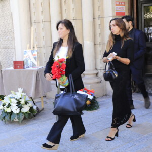 Ce jour, une foule s'est pressée à 10h30 devant l'église de Notre-Dame des Pins (Cannes), à l'occasion de ses obsèques. Dans ce lieu saint d'une ville si chère au coeur du journaliste disparu subitement, grand nombre de ses confrères s'est déplacé, afin de soutenir sa famille.
Murielle Roustan avec ses enfants Charlotte et Dimitri et Louise, la dernière compagne de Didier Roustan - Sorties des obsèques du journaliste sportif, Didier Roustan, décédé le 11 septembre à l'âge de 66 ans en l'église Notre-Dame-des-Pins, à Cannes le 20 septembre 2024. © Franz Chavaroche/Bestimage