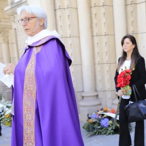 À l'issue de la cérémonie, on a pu voir la fille de Didier Roustan, Charlotte, très affectée. Élégante et sobre, toute de noir vêtue, la jeune femme, meurtrie, était tout près de sa mère, Murielle, également la maman du fils du journaliste, Dimitri.
Murielle Roustan avec ses enfants Charlotte et Dimitri et Louise, la dernière compagne de Didier Roustan - Sorties des obsèques du journaliste sportif, Didier Roustan, décédé le 11 septembre à l'âge de 66 ans en l'église Notre-Dame-des-Pins, à Cannes le 20 septembre 2024. © Franz Chavaroche/Bestimage