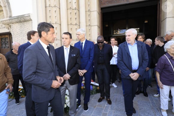 David Lisnard (Maire de Cannes), guest, Arsène Wenger, Basile Boli, Luis Fernandez - Sorties des obsèques du journaliste sportif, Didier Roustan, décédé le 11 septembre à l'âge de 66 ans en l'église Notre-Dame-des-Pins, à Cannes le 20 septembre 2024. © Franz Chavaroche/Bestimage