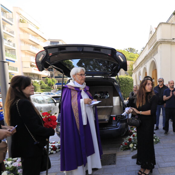 Murielle Roustan et ses enfants Charlotte et Dimitri - Sorties des obsèques du journaliste sportif, Didier Roustan, décédé le 11 septembre à l'âge de 66 ans en l'église Notre-Dame-des-Pins, à Cannes le 20 septembre 2024. © Franz Chavaroche/Bestimage