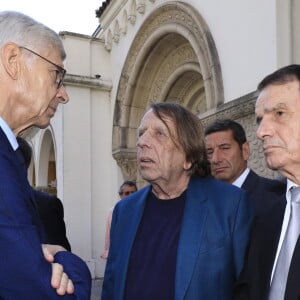 Arsène Wenger, Claude Le Roy - Sorties des obsèques du journaliste sportif, Didier Roustan, décédé le 11 septembre à l'âge de 66 ans en l'église Notre-Dame-des-Pins, à Cannes le 20 septembre 2024. © Franz Chavaroche/Bestimage