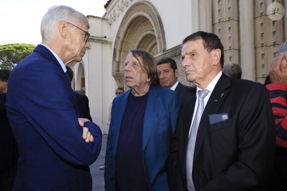 Arsène Wenger, Claude Le Roy - Sorties des obsèques du journaliste sportif, Didier Roustan, décédé le 11 septembre à l'âge de 66 ans en l'église Notre-Dame-des-Pins, à Cannes le 20 septembre 2024. © Franz Chavaroche/Bestimage