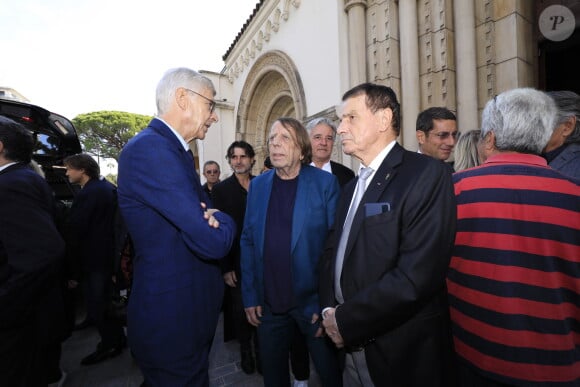 Arsène Wenger, Claude Le Roy - Sorties des obsèques du journaliste sportif, Didier Roustan, décédé le 11 septembre à l'âge de 66 ans en l'église Notre-Dame-des-Pins, à Cannes le 20 septembre 2024. © Franz Chavaroche/Bestimage