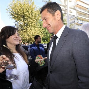 Murielle Roustan, David Lisnard (Maire de Cannes) - Sorties des obsèques du journaliste sportif, Didier Roustan, décédé le 11 septembre à l'âge de 66 ans en l'église Notre-Dame-des-Pins, à Cannes le 20 septembre 2024. © Franz Chavaroche/Bestimage