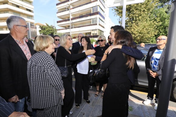 Murielle Roustan et ses enfants Charlotte et Dimitri - Sorties des obsèques du journaliste sportif, Didier Roustan, décédé le 11 septembre à l'âge de 66 ans en l'église Notre-Dame-des-Pins, à Cannes le 20 septembre 2024. © Franz Chavaroche/Bestimage