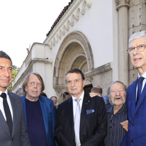 David Lisnard (Maire de Cannes), Claude Le Roy, Arsène Wenger - Sorties des obsèques du journaliste sportif, Didier Roustan, décédé le 11 septembre à l'âge de 66 ans en l'église Notre-Dame-des-Pins, à Cannes le 20 septembre 2024. © Franz Chavaroche/Bestimage