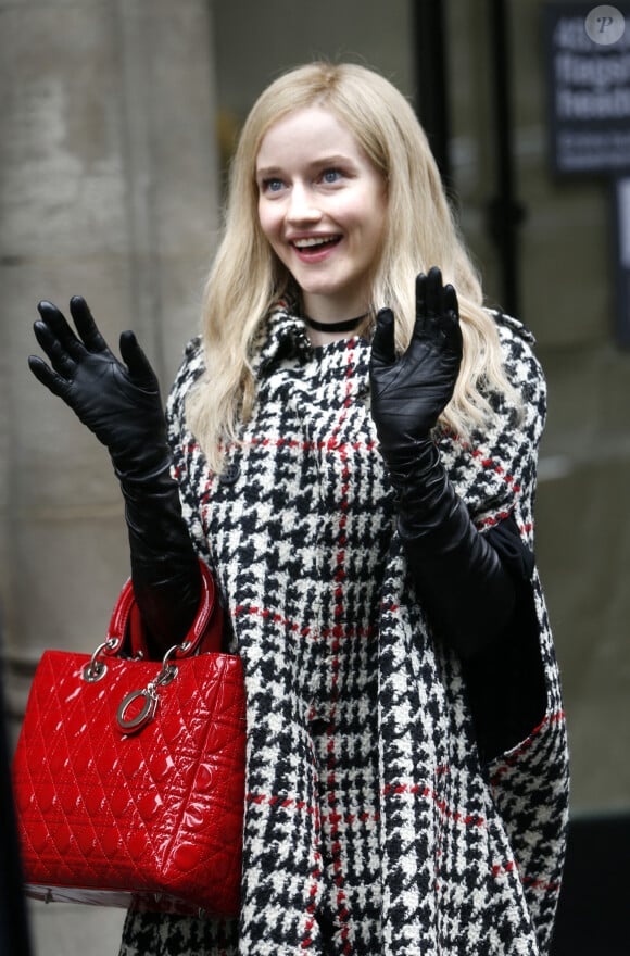 Julia Garner dans le rôle d'Anna Sorokin pour Netflix en septembre 2020