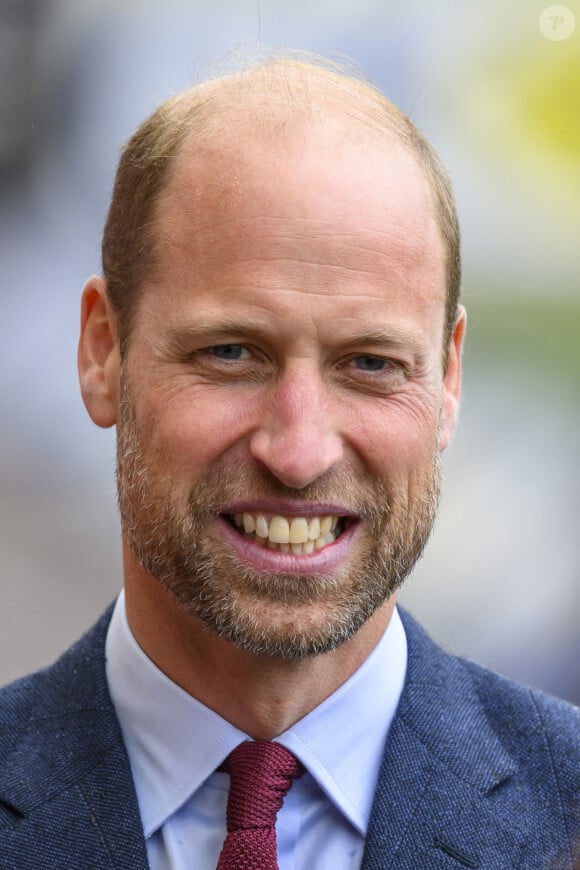 Voilà plusieurs semaines que le père de famille arbore une barbe bien fournie. Et il n'a visiblement pas l'intention de la raser pour le moment.
Le prince William, prince de Galles, visite la maison des Scarlets pour célébrer la contribution des joueuses de rugby galloises en soutien à la campagne Missing Caps de la Welsh Rugby Union à Llanelli, le 10 septembre 2024. © Zuma Press / Bestimage 