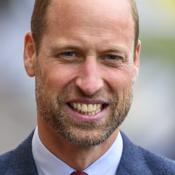 Voilà plusieurs semaines que le père de famille arbore une barbe bien fournie. Et il n'a visiblement pas l'intention de la raser pour le moment.
Le prince William, prince de Galles, visite la maison des Scarlets pour célébrer la contribution des joueuses de rugby galloises en soutien à la campagne Missing Caps de la Welsh Rugby Union à Llanelli, le 10 septembre 2024. © Zuma Press / Bestimage 