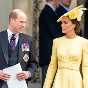 Si les paparazzis présents sur place ont été ravis d'apercevoir Kate Middleton qui continue de lutter courageusement contre la maladie, son époux lui a volé la vedette...
Londres, ROYAUME-UNI - La duchesse de Cambridge, Kate Middleton, a fait le point sur son traitement et son rétablissement.