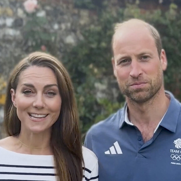 Cet été, le prince William s'était immortalisé pour la première fois aux côtés de Kate Middleton pour enregistrer une vidéo pour féliciter les athlètes britanniques pour leurs performances lors des JO de Paris.
Kate Middleton a donné un coup de pouce à ses fans en faisant une apparition surprise aux côtés de son mari, le prince William, pour transmettre un message à l'équipe de Grande-Bretagne. Kate, 42 ans, la princesse de Galles, mère de trois enfants, qui suit un traitement contre le cancer, et William, également âgé de 42 ans, ont fait appel à un grand nombre de stars pour leur vidéo édifiante. Photo fournie par JLPPA