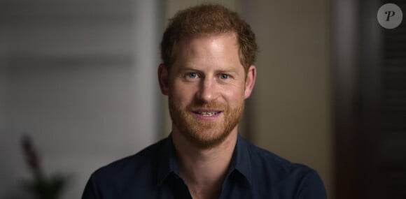 Si son frère cadet, le prince Harry en arbore une depuis plusieurs années, c'est la première fois que le prince de Galles parade avec aussi longtemps. 
Le prince Harry affirme dans sa nouvelle série Netflix " Heart of Invictus " qu'il a manqué de soutien de la part de la famille royale lorsqu'il est rentré d'Afghanistan, même s'il a déjà remercié son frère William de l'avoir aidé à suivre une thérapie.