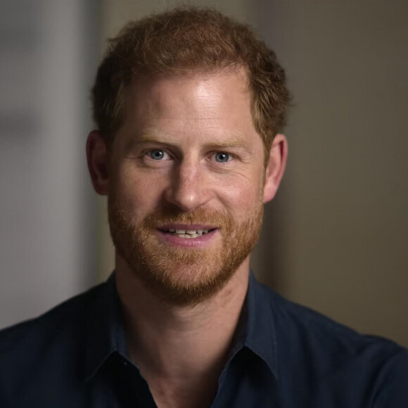Si son frère cadet, le prince Harry en arbore une depuis plusieurs années, c'est la première fois que le prince de Galles parade avec aussi longtemps. 
Le prince Harry affirme dans sa nouvelle série Netflix " Heart of Invictus " qu'il a manqué de soutien de la part de la famille royale lorsqu'il est rentré d'Afghanistan, même s'il a déjà remercié son frère William de l'avoir aidé à suivre une thérapie.
