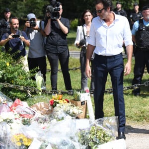 Anthony Delon et son demi-frère Alain-Fabien découvrent les hommages devant les grilles de la propriété de Douchy, quelques heures avant les obsèques de leur père, A.Delon, le 24 août 2024. Décédé le 18 août 2024, l'acteur a rendu son dernier souffle, entouré des siens dans sa propriété de Douchy, où il sera inhumé, le 24 août 2024 vers 17 heures dans une chapelle, construite il y a une vingtaine d'années. 