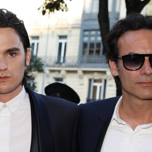 Anthony Delon avec son frère Alain-Fabien Delon aux arrivées de la 10ème édition du "Global Gift Gala" à l'hôtel Four Seasons George V à Paris, le 3 juin 2019. © Denis Guignebourg/Bestimage 