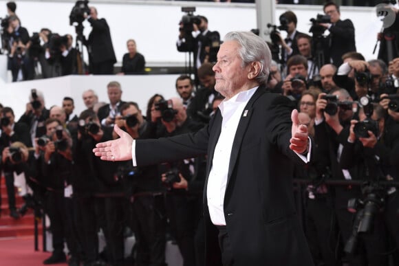 Alain Delon - Montée des marches du film "A Hidden Life" lors du 72ème Festival International du Film de Cannes, le 19 mai 2019. 