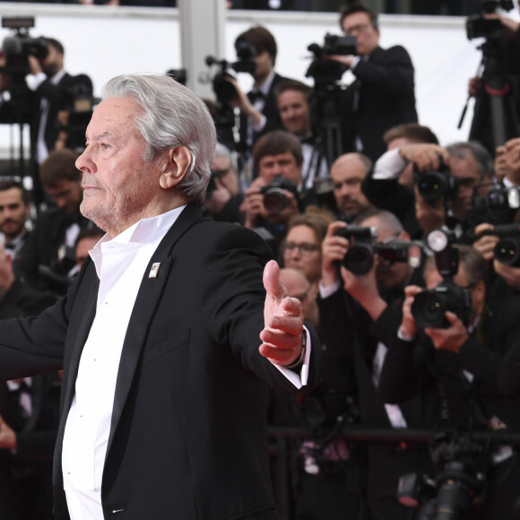 Alain Delon - Montée des marches du film "A Hidden Life" lors du 72ème Festival International du Film de Cannes, le 19 mai 2019. 