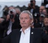 "Delon s'est disputé avec Rosalie sur la plage et il m'a demandé de la ramener à Paris avec Alain-Fabien" explique l'ancien chauffeur au Parisien.
Alain Delon (Palme d'Or d'Honneur du 72ème festival de Cannes avec un badge Paris Match d'une ancienne couverture du magazine titrant "Alain Delon, mes deux amours, Rosalie et Anouchka) - Montée des marches du film "A Hidden Life" lors du 72ème Festival International du Film de Cannes. Le 19 mai 2019 