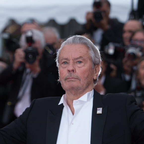 "Delon s'est disputé avec Rosalie sur la plage et il m'a demandé de la ramener à Paris avec Alain-Fabien" explique l'ancien chauffeur au Parisien.
Alain Delon (Palme d'Or d'Honneur du 72ème festival de Cannes avec un badge Paris Match d'une ancienne couverture du magazine titrant "Alain Delon, mes deux amours, Rosalie et Anouchka) - Montée des marches du film "A Hidden Life" lors du 72ème Festival International du Film de Cannes. Le 19 mai 2019 