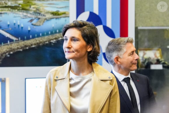 Passation de pouvoir entre l'ancienne ministre des Sports, Amélie Oudéa-Castéra, et la ministre déléguée chargée de l'Enfance, de la Jeunesse et des Familles, Sarah El Haïry avec leur successeur, Gil Avérous au ministère des Sports, de la Jeunesse et de la Vie associative à Paris, France, le 23 septembre 2024. © Gervot/Panoramic/Bestimage 