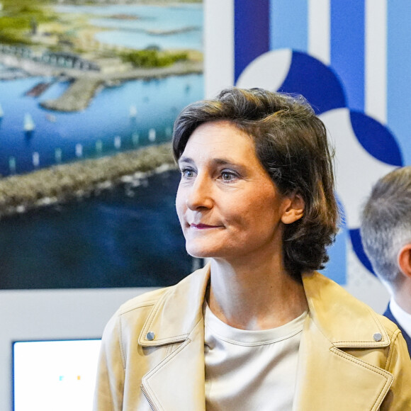 Passation de pouvoir entre l'ancienne ministre des Sports, Amélie Oudéa-Castéra, et la ministre déléguée chargée de l'Enfance, de la Jeunesse et des Familles, Sarah El Haïry avec leur successeur, Gil Avérous au ministère des Sports, de la Jeunesse et de la Vie associative à Paris, France, le 23 septembre 2024. © Gervot/Panoramic/Bestimage 