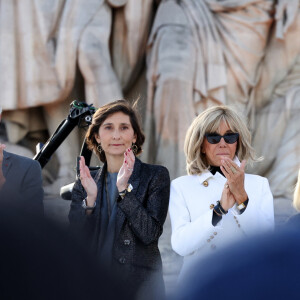 Michel Barnier, premier ministre, Amélie Oudéa Castéra et Brigitte Macron - Parade des champions, avec les médaillés olympiques, à l'occasion des Jeux Olympiques et Paralympiques Paris 2024, sur l'avenue des Champs-Elysées à Paris. Le 14 juillet 2024 © Stéphane Lemouton / Bestimage 