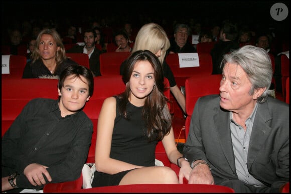 Alain-Fabien et Anouchka Delon avec leur père Alain Delon lors de la première du film Astérix aux Jeux olympiques à Paris (archive)