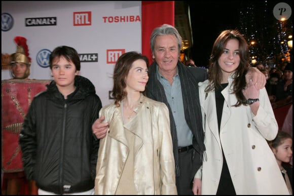 Alain-Fabien Delon, Anne Uderzo, Anouchka Delon, Alain Delon lors de la première du film Astérix aux Jeux olympiques à Paris (archive)