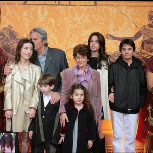 Alain-Fabien Delon, Anne Uderzo, Anouchka Delon, Alain Delon lors de la première du film Astérix aux Jeux olympiques à Paris (archive)