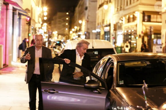 No credit - Bi - no web - Alain Delon - Sorties du restaurant - Alain Delon en famille pour fêter ses 80 ans au restaurant La Corte, rue du faubourg St-Honoré à Paris le 7 novembre 2015. L'acteur était entouré de son ex femme Nathalie Delon, de ses enfants Anthony Delon , accompagné de ses 3 filles Loup et Liv et Alsyon Le Borges, de sa fille Anouchka Delon et de son fils Alain-Fabien Delon.  no credit - BI - no web and no blog Alain Delon celebrates his 80 th birthday with his family (ex wife, Nathalie Delon, his children Anthony Delon and his 3 daughters Loup, Liv and Alyson le Borges, his daughter Anouchka Delon and his son Alain-Fabien Delon) at italian restaurant La Corte in Paris on November the 7 th. 