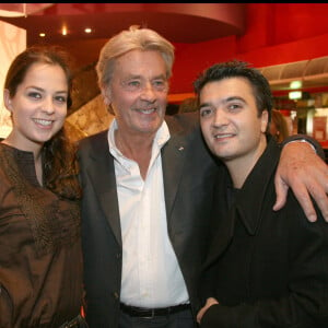 ALAIN DELON ET SA FILLE ANOUCHKA DELON AVEC THOMAS LANGMANN - DINER AU CAFE "OPERA CAPUCINES" APRES LA PREMIERE DU FILM "TRESOR" A PARIS  