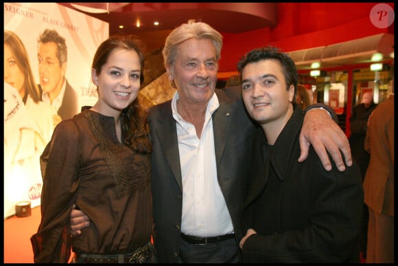 ALAIN DELON ET SA FILLE ANOUCHKA DELON AVEC THOMAS LANGMANN - DINER AU CAFE "OPERA CAPUCINES" APRES LA PREMIERE DU FILM "TRESOR" A PARIS  