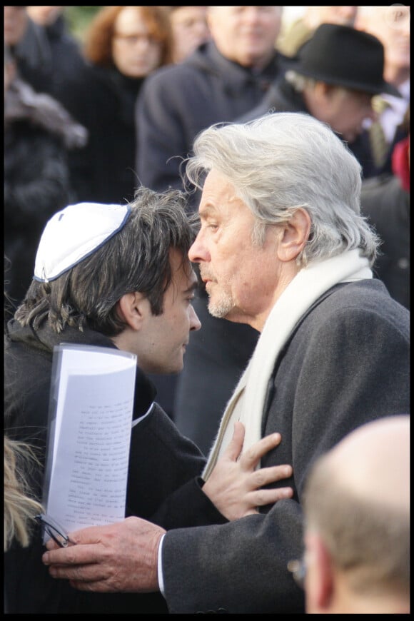 THOMAS LANGMANN ET ALAIN DELON - FUNERAILLES DU REALISATEUR CLAUDE BERRI AU CIMETIERE COMMUNAL DE BAGNEUX  