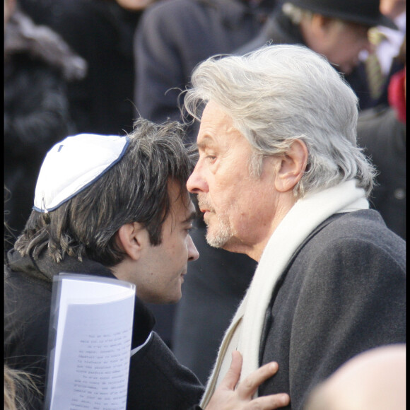 THOMAS LANGMANN ET ALAIN DELON - FUNERAILLES DU REALISATEUR CLAUDE BERRI AU CIMETIERE COMMUNAL DE BAGNEUX  