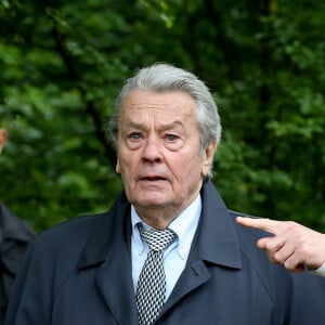 Alain Delon participe aux commémorations du 76 ème anniversaire de l'Appel du 18 juin prononcé par le Général de Gaulle en 1940 à Colombey-les-deux-Eglises, le 18 Juin 2016. © Dominique Jacovides/Bestimage  French actor Alain Delon takes part in celebrations marking the 76th anniversary of the "Appeal of June 18th" (Appel du 18 juin) during World War II, at the Charles-De-Gaulle Memorial in Colombey-les-deux-Eglises, on June 18, 2016. 