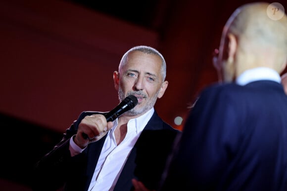 Gad Elmaleh lors de la soirée de gala "Heroes for Imagine" qui a permis de récolter dix millions d'euros au profit de la recherche contre les maladies génétiques à Paris le 23 septembre 2024.  © Dominique Jacovides / Bestimage 