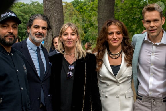 Katia Aznavour, Kristina Sarkisyan et Nicolas Aznavour lors de l'inauguration du jardin Charles Aznavour à Paris, France, le 22 mai 2024. Photo par Denis Prezat/ABACAPRESS.COM