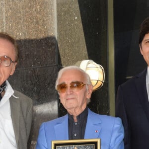 Los Angeles, 24 août 2017 : Peter Bogdanovich, Charles Aznavour & Kevin de Leon lors de la cérémonie de remise des étoiles du Hollywood Walk of Fame en l'honneur du chanteur français Charles Aznavour sur Hollywood Boulevard. Photo par Sarah Stewart/Alamy Live News/ABACAPRESS.COM