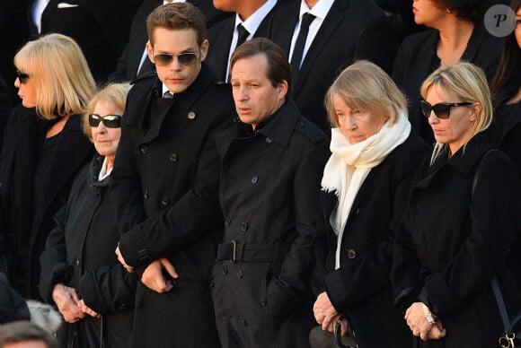 Le grand Charles affirmait avoir rédigé son testament depuis 30 ans...
Des membres de la famille de Charles Aznavour, dont sa veuve Ulla, sa fille Seda, sa soeur Aïda, ses fils Nicolas et Mischa, lors de la cérémonie d'hommage national en l'honneur du chanteur franco-arménien Charles Aznavour, l'une des plus célèbres stars françaises, décédé à l'âge de 94 ans, dans la cour de l'Hôtel national des Invalides à Paris, en France, le 5 octobre 2018. Photo par Christian Liewig/ABACAPRESS.COM