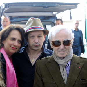 Charles Aznavour et son fils Mischa assistant aux funérailles de Pierre Huth au cimetière de Nogent-Sur-Marne, près de Paris, France, le 30 août 2013. Photo par Alban Wyters/ABACAPRESS.COM