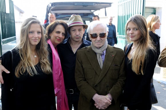 Charles Aznavour et son fils Mischa assistant aux funérailles de Pierre Huth au cimetière de Nogent-Sur-Marne, près de Paris, France, le 30 août 2013. Photo par Alban Wyters/ABACAPRESS.COM