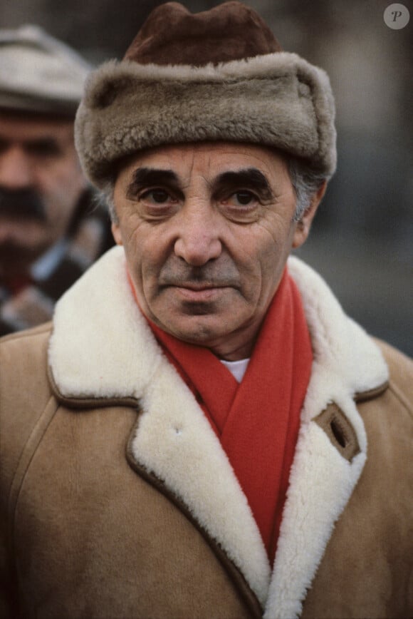 Le chanteur français Charles Aznavour visite la ville de Leninakan alors qu'il arrive en URSS dans le cadre d'une mission caritative visant à aider le peuple arménien victime du tremblement de terre de Spitak du 7 décembre 1988. Gyumri, Arménie, 10 janvier 1989. Photo de Ruben Mangasaryan/Sputnik/ABACAPRESS.COM