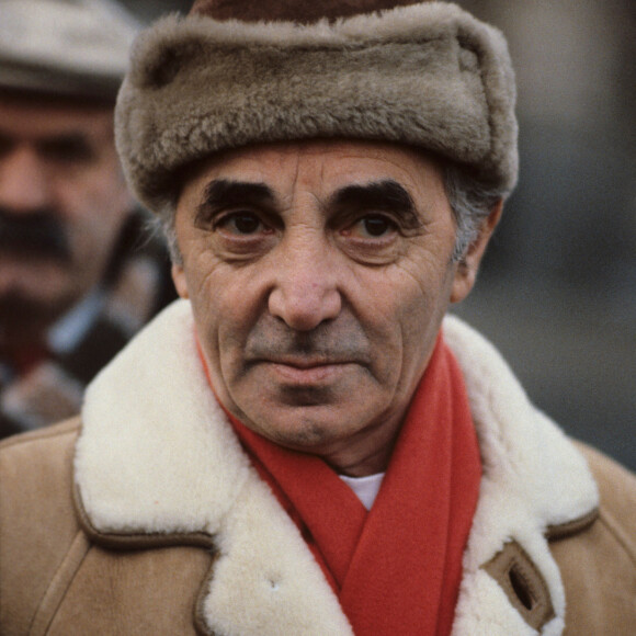 Le chanteur français Charles Aznavour visite la ville de Leninakan alors qu'il arrive en URSS dans le cadre d'une mission caritative visant à aider le peuple arménien victime du tremblement de terre de Spitak du 7 décembre 1988. Gyumri, Arménie, 10 janvier 1989. Photo de Ruben Mangasaryan/Sputnik/ABACAPRESS.COM